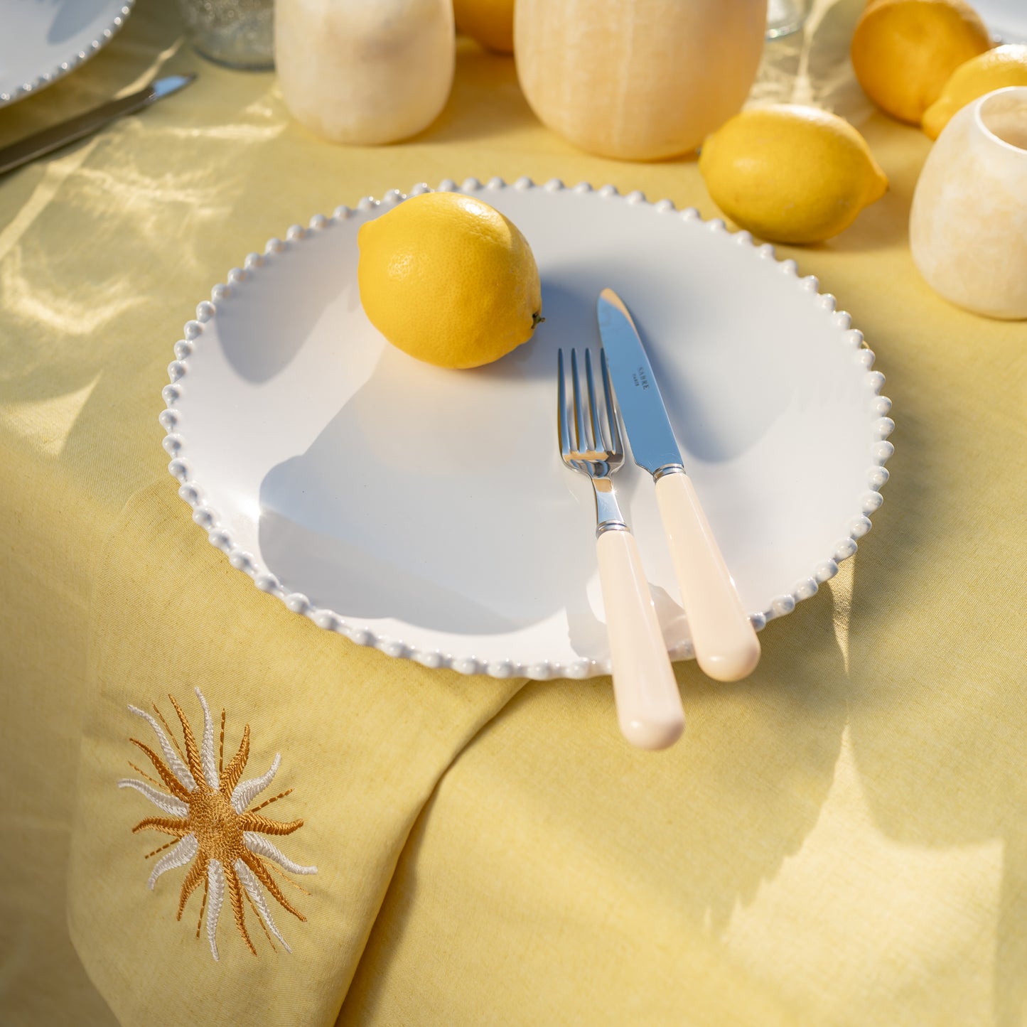 Geel Tafelkleed Met Costa Nova Bord En Sabre Paris Bestek