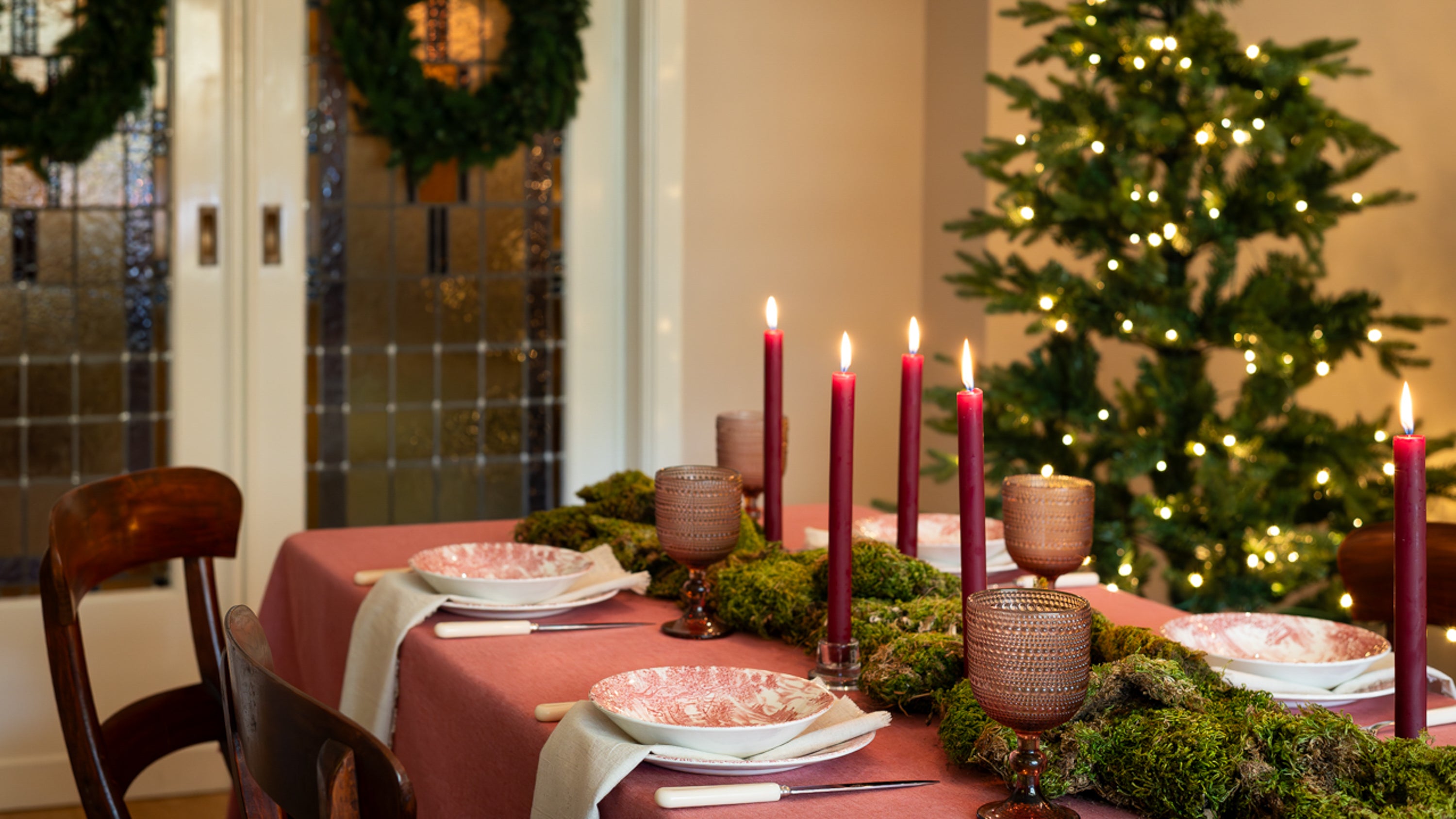 Kersttafelkleed Rood Naturel Servetten Dinerkaarsen Rood In het Mos