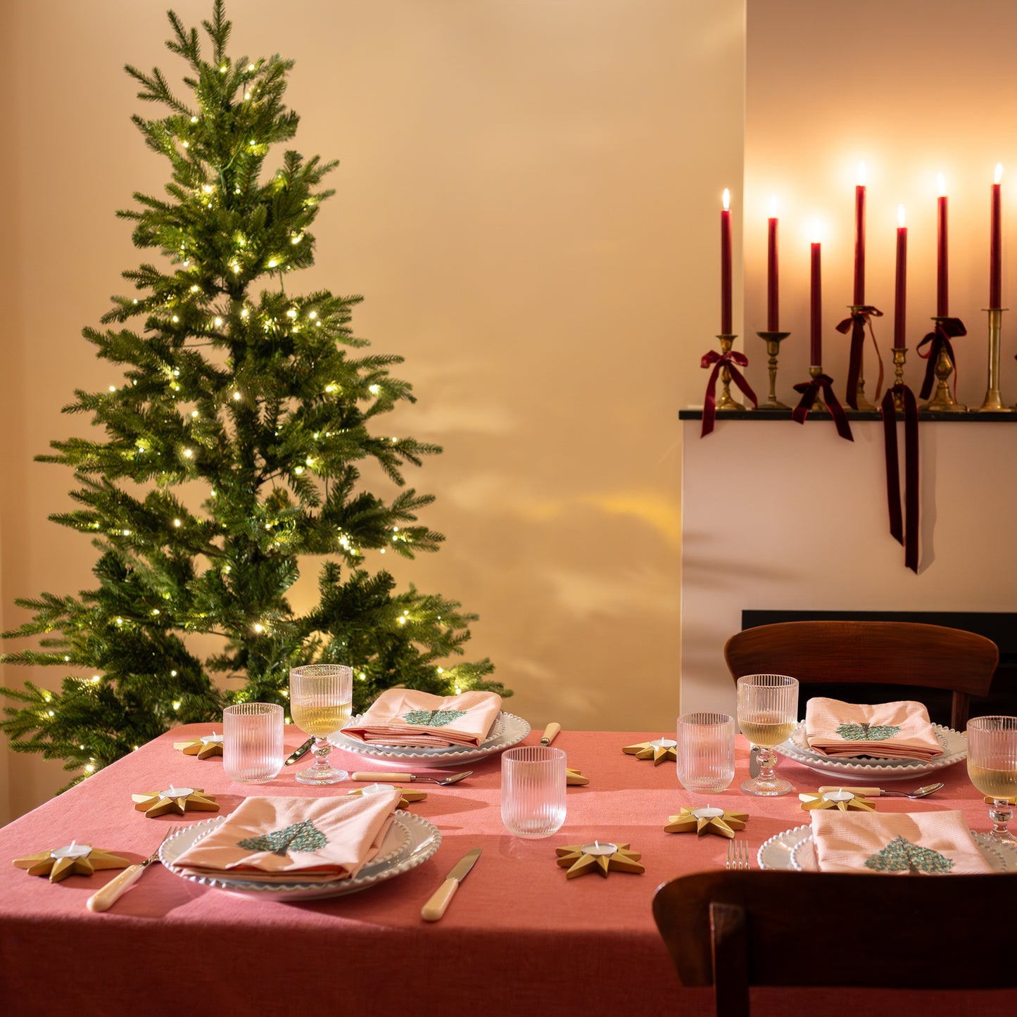 Kersttafel Gedekt Met Stijlvol Rood Tafelkleed