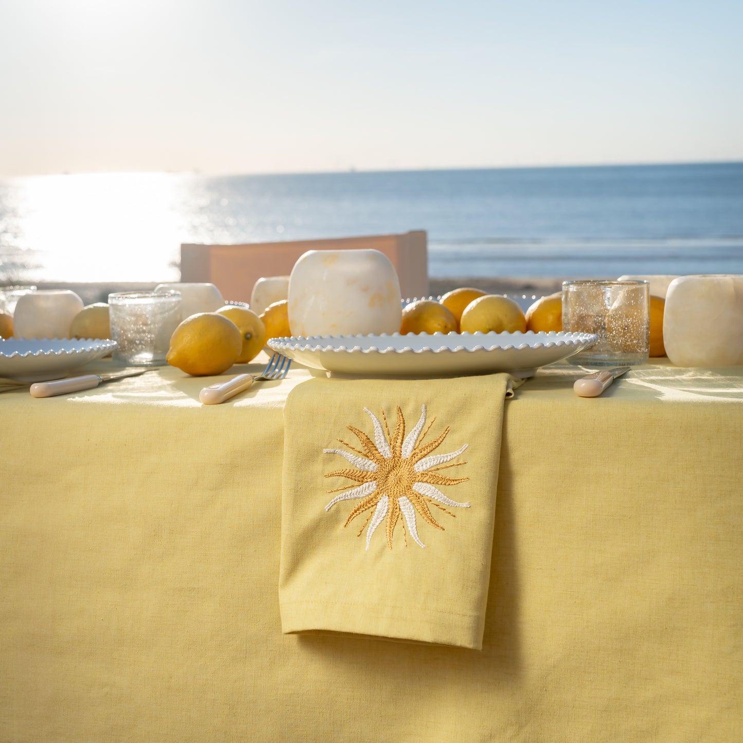 Botergeel tafelkleed en servet met zon borduursel