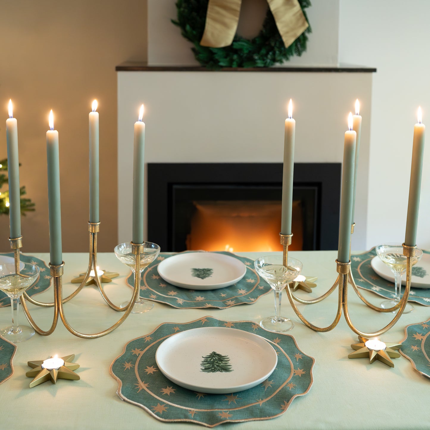 Lichtgroen Tafelkleed Met Donkergroen Onderbord En Costa Nova Bordjes Kerstboom