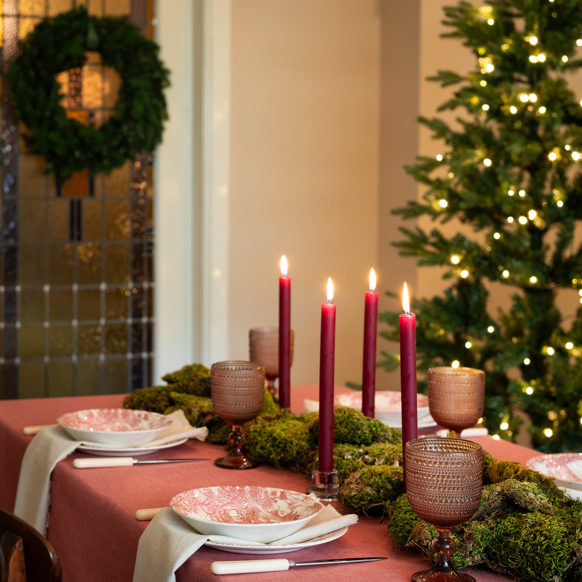 Gedekte kersttafel rood rouge tafelkleed sfeervol